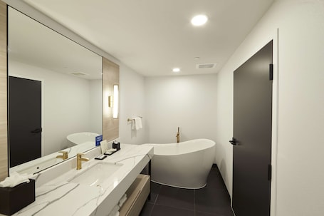 Bloom Mississauga, Tapestry Collection by Hilton - Image 19