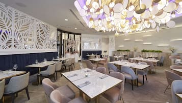 Petit déjeuner et dîner servis sur place