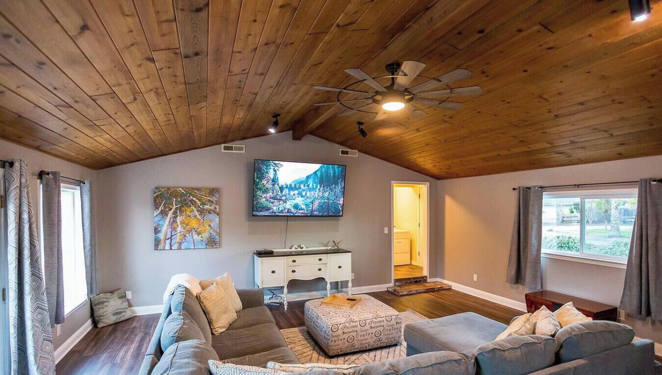 TV, fireplace