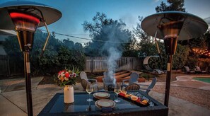 Outdoor dining - Dog Friendly Canopy Lit Pool 2 Masters w/Kings (Redding)