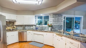 Coffee/tea maker, fridge, microwave, oven - Dog Friendly Canopy Lit Pool 2 Masters w/Kings (Redding)