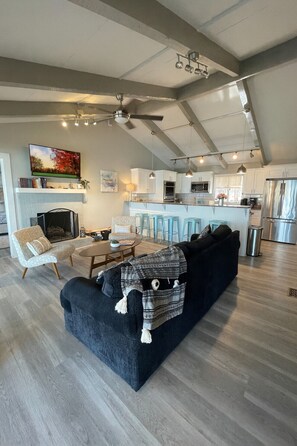 Smart TV, books - Sweeping Lake Views • Fire Pit • Hot Tub • Pets OK (Mooresville)