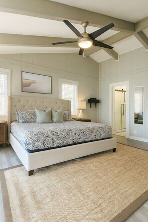 3 bedrooms, desk, iron/ironing board, travel crib - Sweeping Lake Views • Fire Pit • Hot Tub • Pets OK (Mooresville)