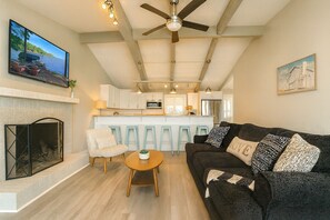 Smart TV, books - Sweeping Lake Views • Fire Pit • Hot Tub • Pets OK (Mooresville)