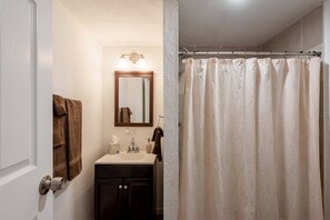 Bathtub, hair dryer, towels, soap - Perfect, fully furnished 1-bed condo (Black Canyon City)