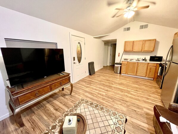 Smart TV - Perfect, fully furnished 1-bed condo (Black Canyon City)