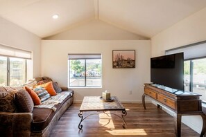 Smart TV - Perfect, fully furnished 1-bed condo  (Black Canyon City)