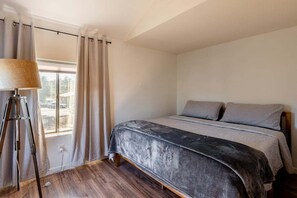 1 bedroom, desk, iron/ironing board, free WiFi - Perfect, fully furnished 1-bed condo  (Black Canyon City)