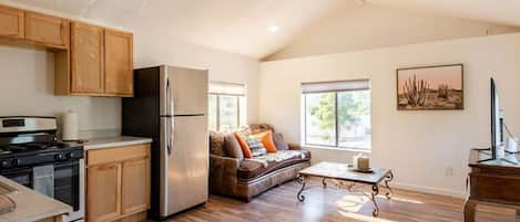 Een koelkast, een magnetron, een oven, een kookplaat