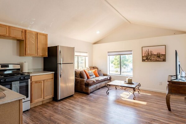 Fridge, microwave, oven, stovetop - Perfect, fully furnished 1-bed condo  (Black Canyon City)
