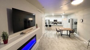 Une cuisine moderne avec des meubles blancs, un four à micro-ondes et un four encastré.