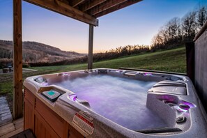 Terrace/patio - New & Stunning Chalet!⛷ A+ Reno, Hot-Tub, Barrel Sauna, Slope Views, Fire Pit🔥 (Ellicottville)