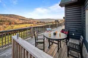 Outdoor dining - New & Stunning Chalet!⛷ A+ Reno, Hot-Tub, Barrel Sauna, Slope Views, Fire Pit🔥 (Ellicottville)