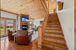TV, fireplace, foosball - New & Stunning Chalet!⛷ A+ Reno, Hot-Tub, Barrel Sauna, Slope Views, Fire Pit🔥 (Ellicottville)