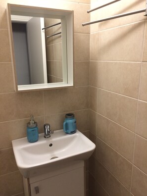 Dusche, Handtücher, Seife, Shampoo