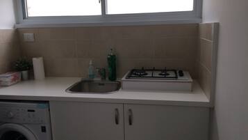 Kühlschrank, Mikrowelle, Wasserkocher, Kochgeschirr/Geschirr/Besteck