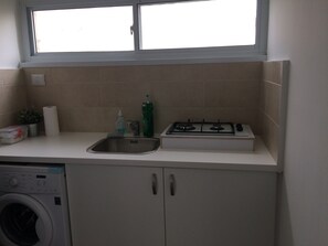 Kühlschrank, Mikrowelle, Wasserkocher, Kochgeschirr/Geschirr/Besteck