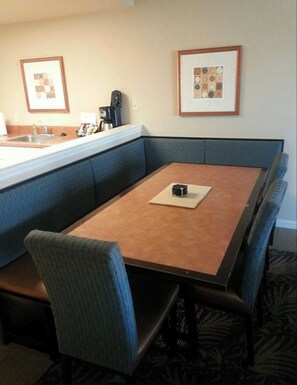 Enjoy meals in this compact dining area with a table, bench, and six chairs.