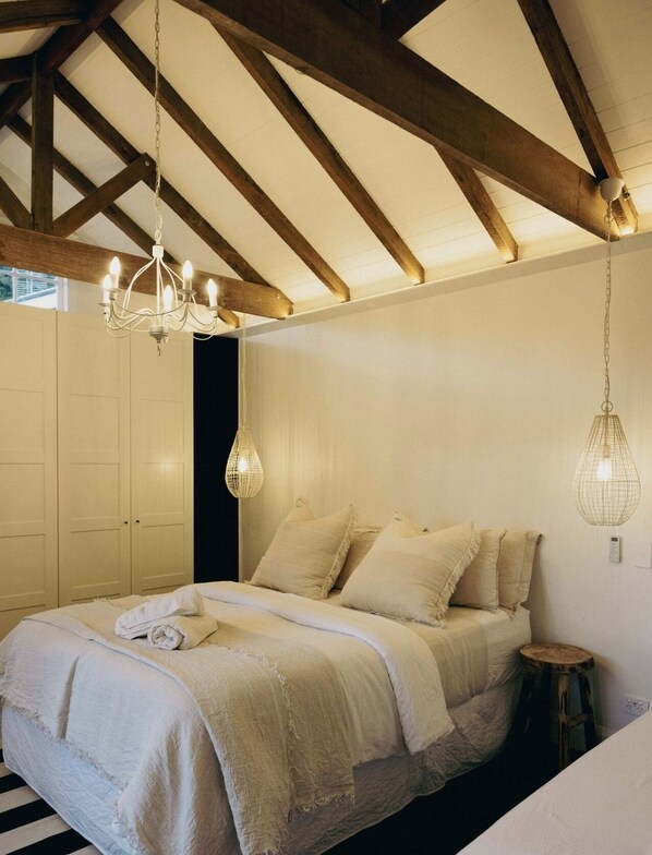 2 bedrooms, free WiFi, bed sheets - Charming converted country stable located on a 120 acre horse property (Moss Vale)