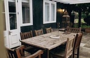 Outdoor dining - Charming converted country stable located on a 120 acre horse property (Moss Vale)