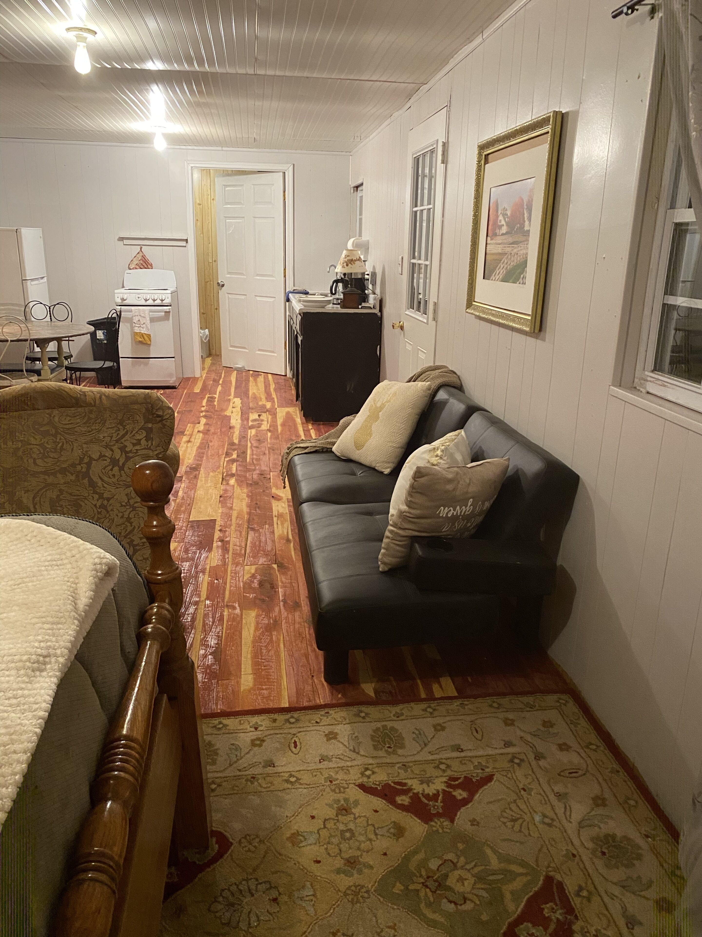 Een smart-tv, boeken en een stereo