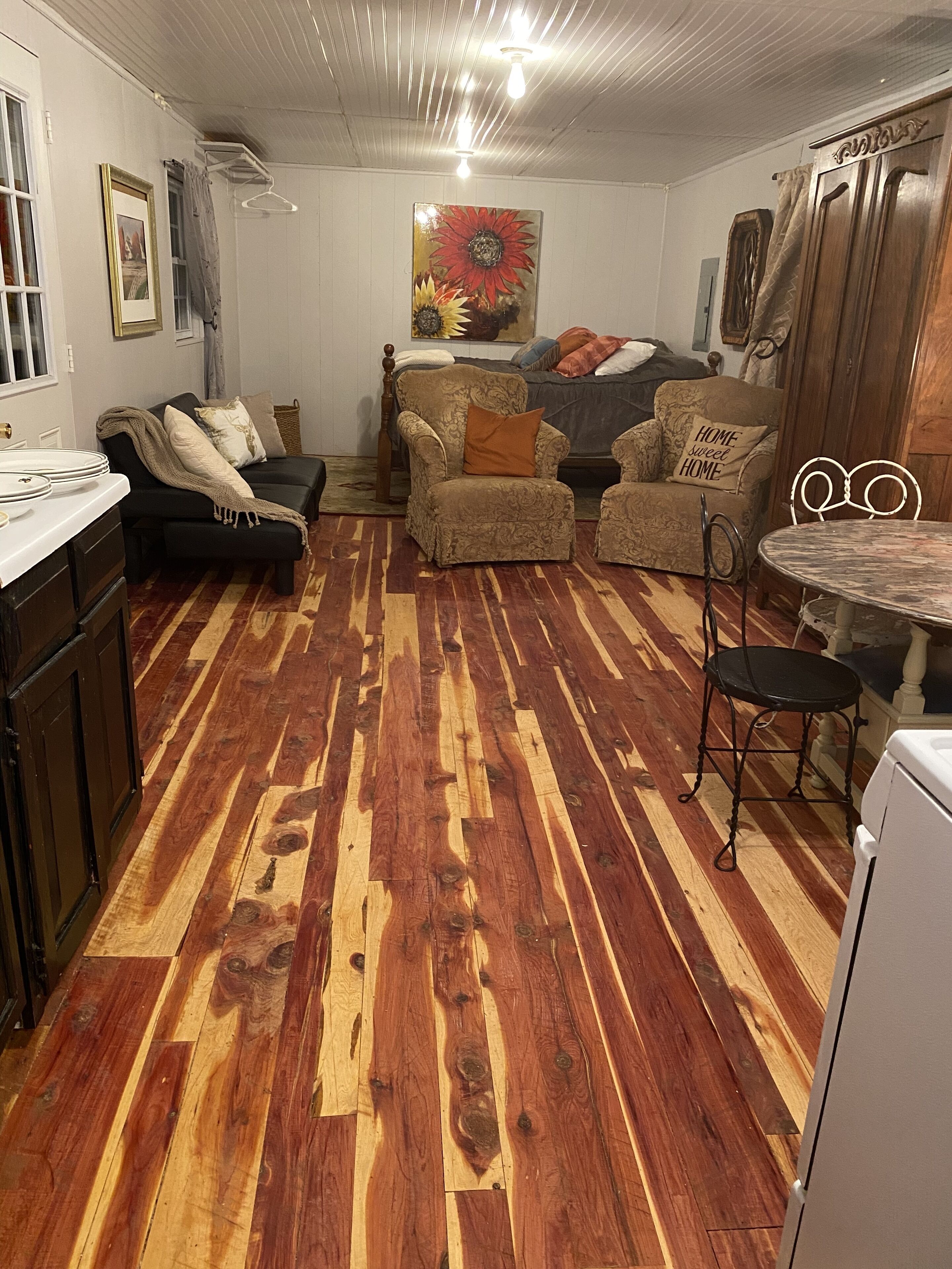 Een smart-tv, boeken en een stereo