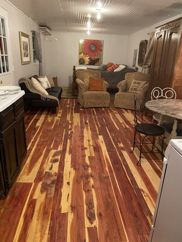 Smart TV, libros y estéreo 