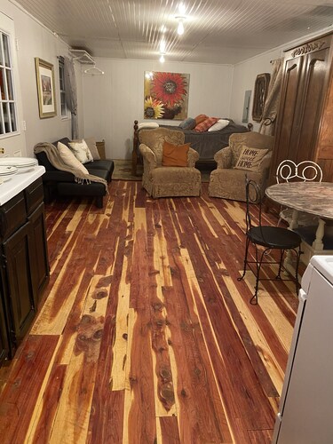 Country Cottage on the farm, peaceful, stars and fireflies! Sleeps 4!