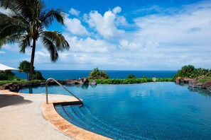 Una piscina al aire libre, una piscina climatizada