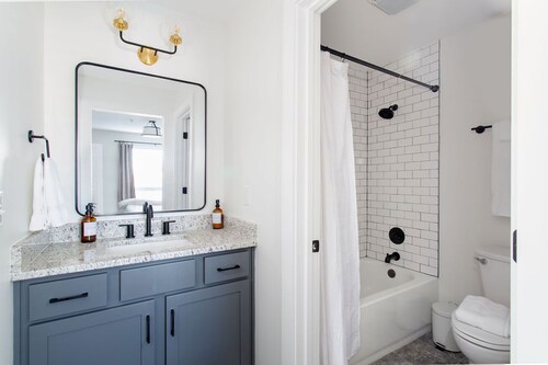 City Condo with Outdoor Pool Near Broadway