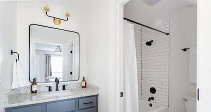 City Condo with Outdoor Pool Near Broadway