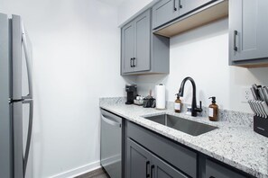 Frigorifero, microonde, forno, piano cottura