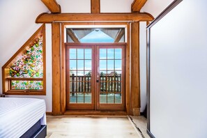 5 bedrooms, iron/ironing board, free WiFi, bed sheets - Chalet at Swan Lake (Vernon)