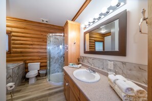 Vasca, asciugacapelli, asciugamani, sapone