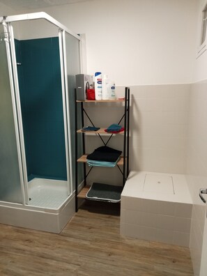 Dusche, Haartrockner, Bidet, Handtücher