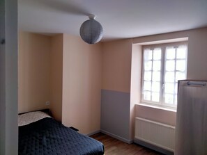 4 dormitorios, escritorio, tabla de planchar con plancha y cuna de viaje