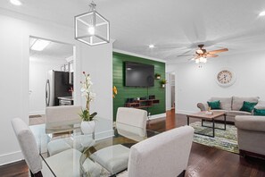 Smart TV, table football - Radiant 3BDx2B 10mins to Midtown  w/ freeParking ..15 mins to  Atlanta Beltline  (Atlanta)