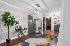 Interior - Radiant 3BDx2B 10mins to Midtown  w/ freeParking ..15 mins to  Atlanta Beltline  (Atlanta)