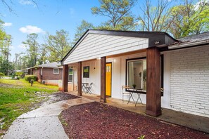 Exterior - Radiant 3BDx2B 10mins to Midtown  w/ freeParking ..15 mins to  Atlanta Beltline  (Atlanta)