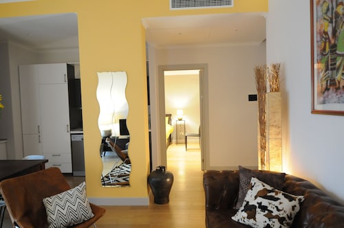 Apartment in Trastevere free 1GBs fiber wi-fi, AC equipped kitchen 2 balconies
​