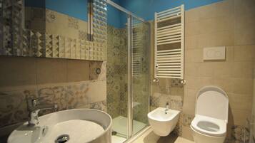 Dusche, Haartrockner, Bidet, HandtĂŒcher