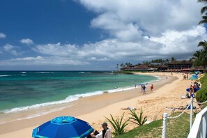 Sulla spiaggia, lettini da mare, teli da spiaggia