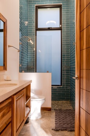 Douche, serviettes fournies, savon, papier toilette