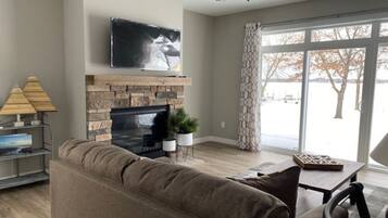 Smart TV y chimenea