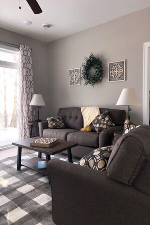 Smart TV, fireplace