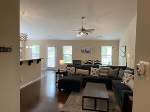 Smart-tv, videospil, dvd-afspiller, bøger