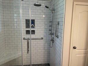 Combined shower/bathtub, hair dryer, towels, soap - Modern Comfort Relax Ready - No Smoking or Pets allowed (Charlotte)