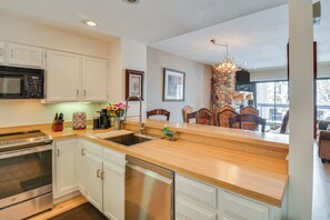 Fridge, microwave, oven, stovetop - Private Riverside Ski Retreat  2/2 condo close to Beaver Creek and Vail (Avon)