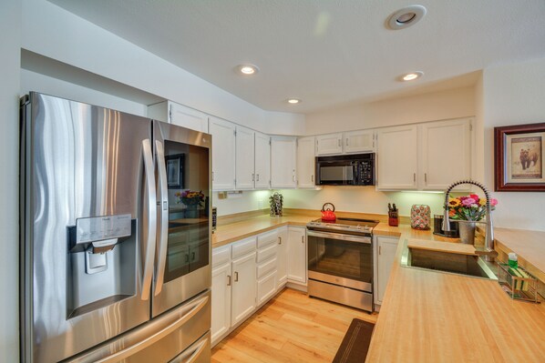 Fridge, microwave, oven, stovetop - Private Riverside Ski Retreat  2/2 condo close to Beaver Creek and Vail (Avon)