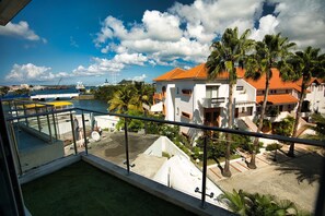 المنطقة المحيطة بالمنشأة